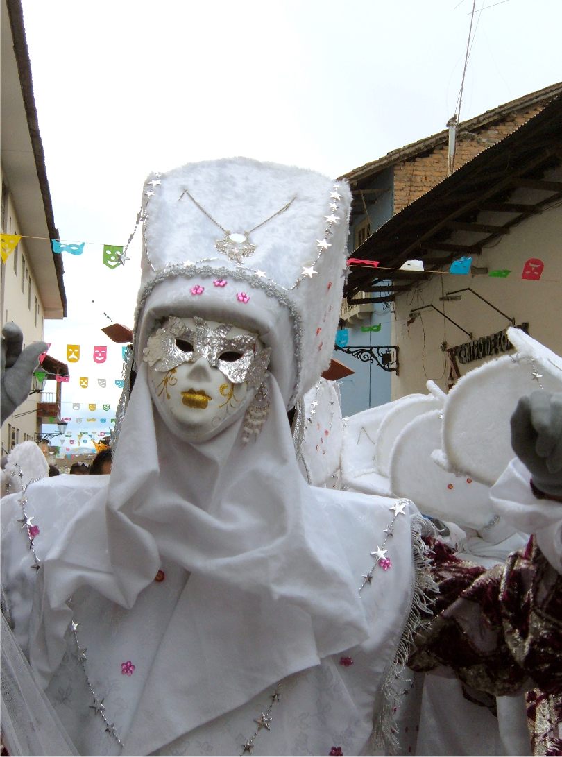 Der Karneval von Cajamarca ist eines der grössten Feste in Peru, von Versicherungen, Banken und Polizei nimmt alles teil, bis auf die Minengesellschaften die nur die Stadt mit "Trinkgeld" sponsern.