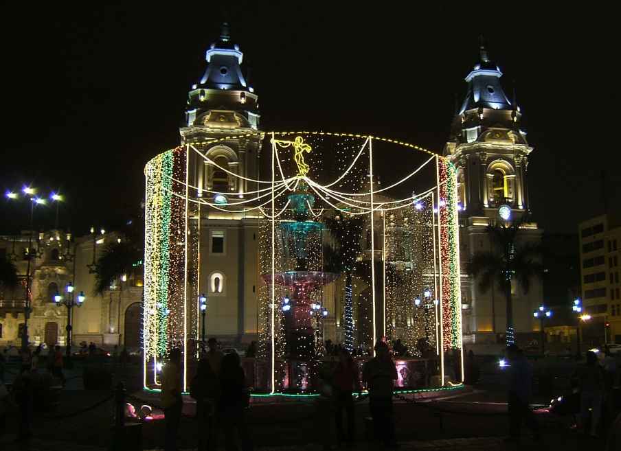 Lima Kathedrale mit Plaza de Armas in wheinachtlicher Stimmung.