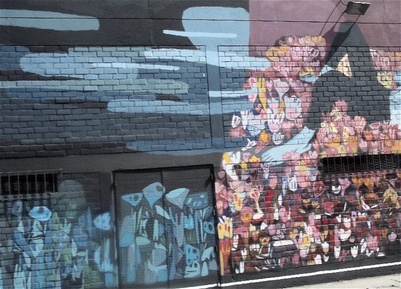 aufwändigere Graffiti in den Strassen von Lima, die Graffiti ist in graublau und rosatönen gestaltet.