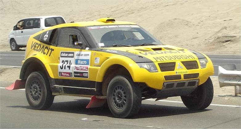 Marco-Baumgart-Stroczynski_und_Cincea-Brasilien_Mitsubishi- Pajero