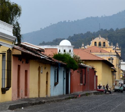 Antigua, typisches Strassenfoto dieser bekannten Stadt in Guatemala.