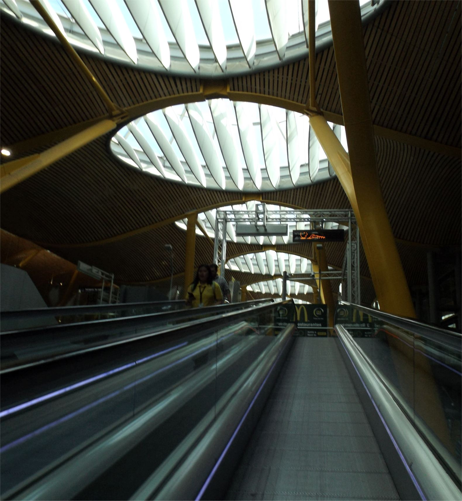 Rolltreppe im Flughafen Madrid.