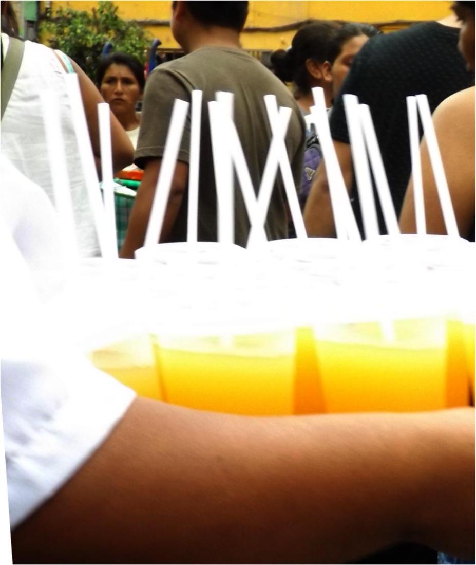 Menschen an Strasse im Zentrum von Lima