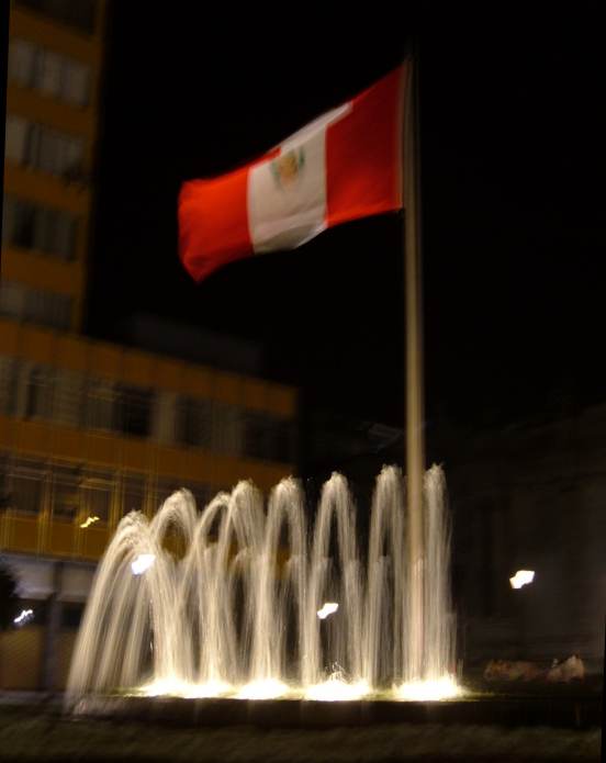 fuente centro lima, bandera Peru