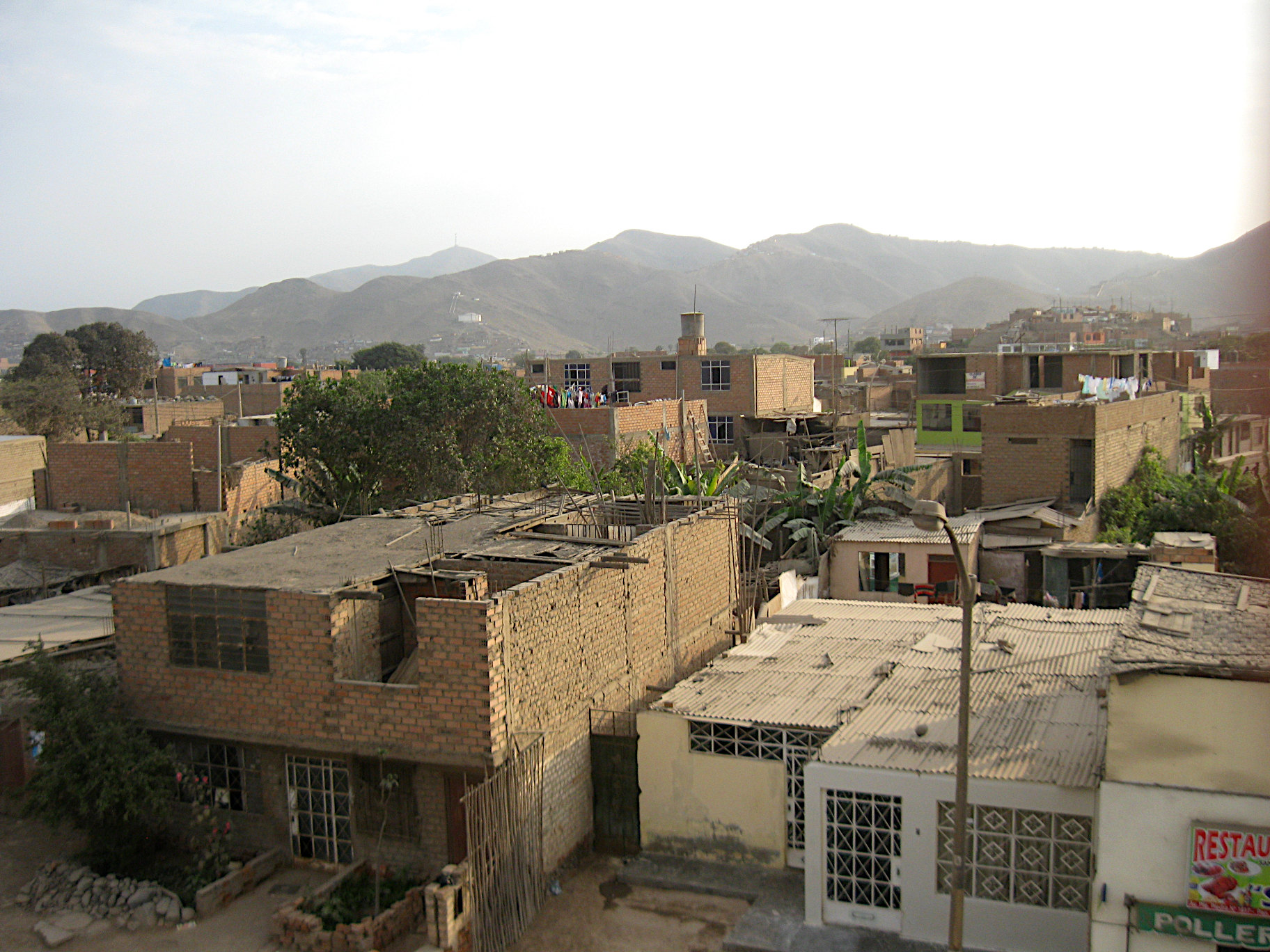 Häuser neben der Panamericana Norte in Lima.