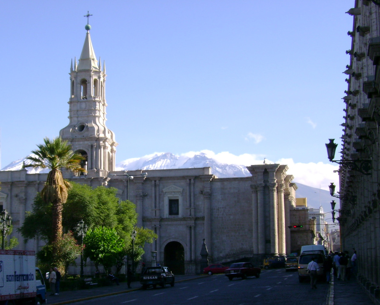 Kirche mit Andenberge im Hintergrund in Arequipa.