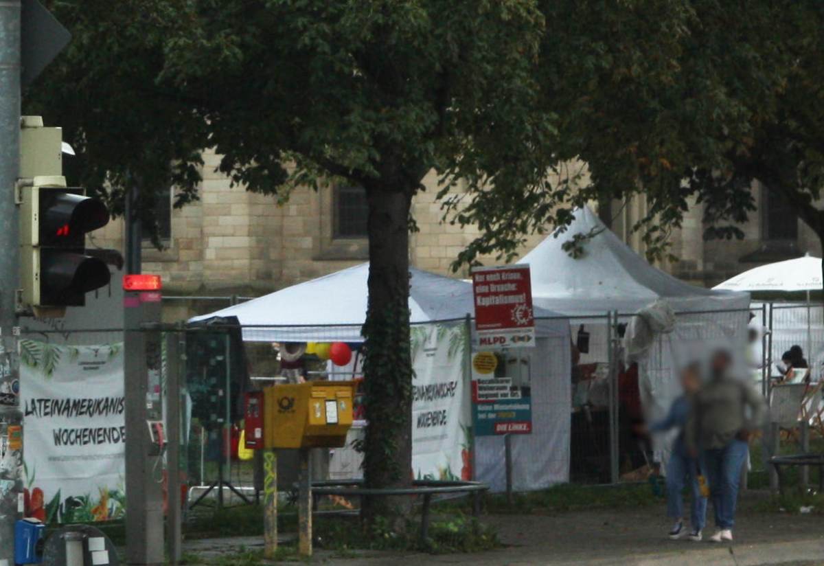 Blick von außen auf den Erwin Schöttle Platz mid dem "Lateinamerikanischen Wochenende".