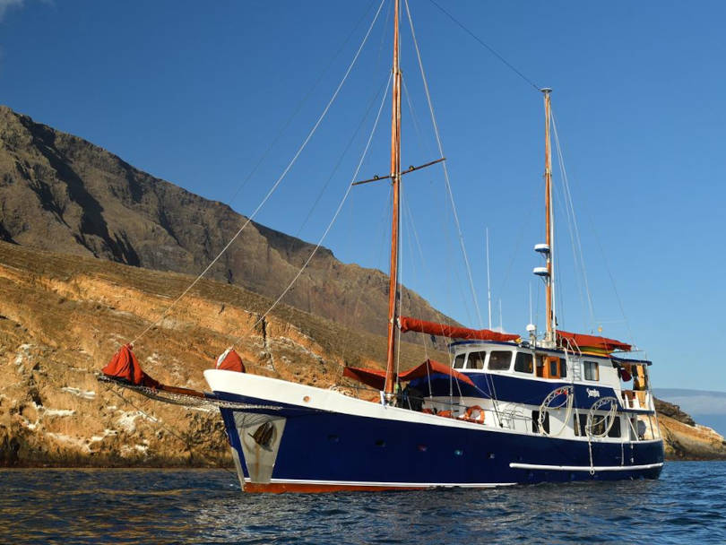 Samba Jacht an der Küste Galapagos.